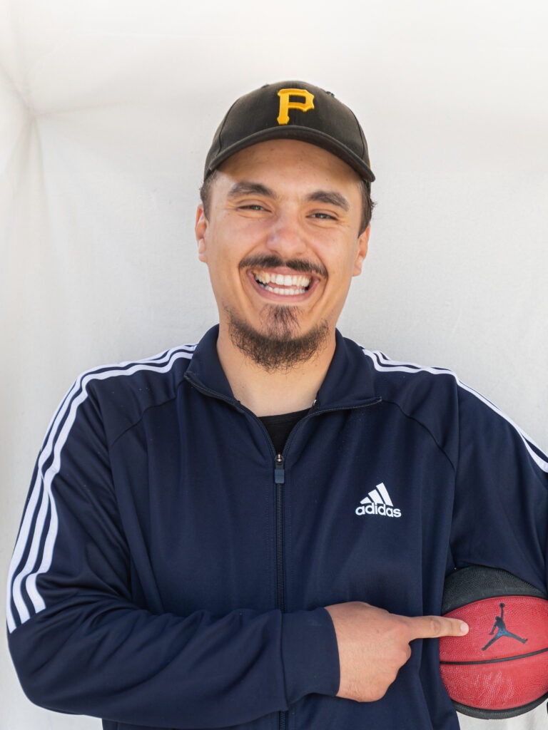 Abdelhak M’Chighel est professeur de sport et CPE collège